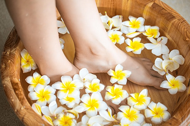 Có nên ngâm chân bằng thảo dược mỗi ngày không?